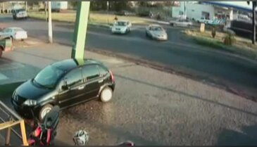 Motosikletli şahıs kamyonun altında kaldı