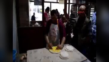 Ramazanda fırınlarda sıcak pide için araç ve insan kuyruğu