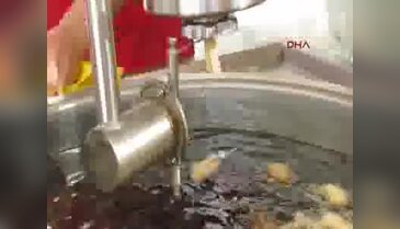 Sandıklı'da çikolata ve frambuazlı tulumba tatlısı ilgi görüyor