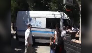 Kadıköy'deki akıl almaz kazada ölen kadının cenazesi helallik için evinin önüne getirildi