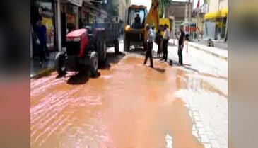 İslahiye'de içme suyu borusu patladı, yol nehre döndü