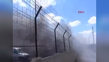 Otoparkta çıkan yangından 70'e yakın araç kül oldu