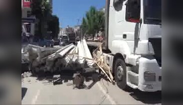 Bilecik'te Tır'daki beton direkler yola devrildi