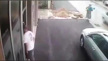 Yaşlı kadın çukura böyle düştü