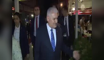 Başbakan Yıldırım, kafede gençlerle buluştu