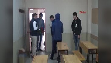 Genç tiyatrocunun karnesi okulda kaldı