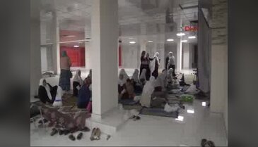 Batman'da inşaatı devam eden Cami Cemaati; Teravih namazını mağazada kılıyor