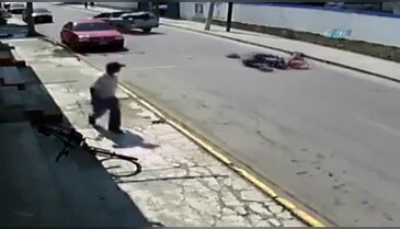 Motosikletli gencin bacağını kırdığı kaza kamerada
