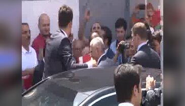 Başbakan Yıldırım mezun olduğu okulda karne dağıttı