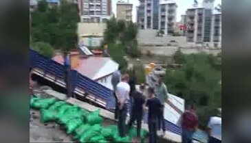Freni boşalan TIR evin üzerine uçtu
