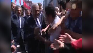 Başbakan Yıldırım mezun olduğu okulda karne dağıttı