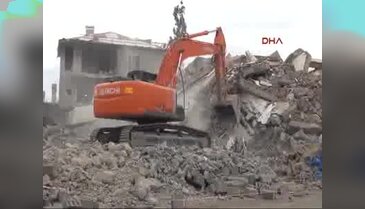 Yüksekova'da hasarlı binaların yıkımına başlandı