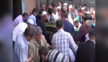 Kamyondan düşen gaz betonlarının öldürdüğü kadın Karabük'te toprağa verildi