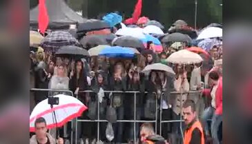 Grup Yorum; Almanya'da yağmur altında konser verdi