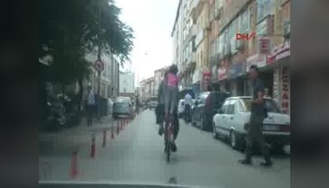 Bir baba ve üç çocuğunun tehlikeli bisiklet yolculuğu
