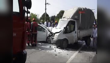 Beykoz'da kamyonet ile otomobil kafa kafaya çarpıştı 4 kişi yaralandı