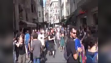 Taksim'de LGBTİ üyelerine polis müdahalesi - 3