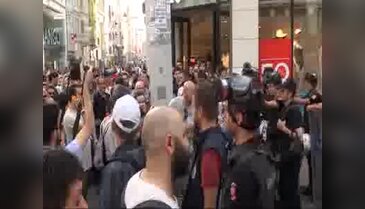 Taksim'de LGBTİ üyelerine polis müdahalesi - 4