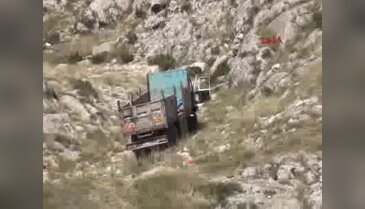 Freni boşalan kamyon kayalara çarptı; 2 yaralı