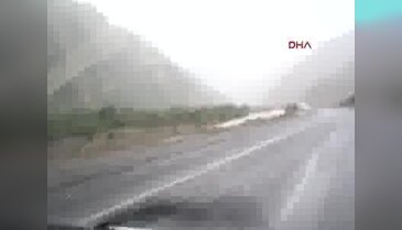 Hakkari ve Van'da sel yol kapattı
