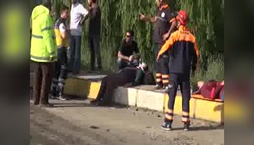 Otomobil kadın tarım işçilerini taşıyan minübüsle çarpıştı 26 yaralı
