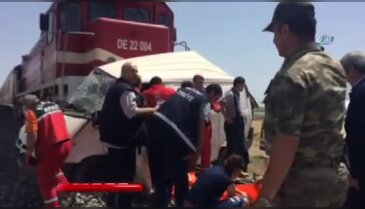 Tren minibüse çarptı: 9 ölü