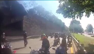 Arkadaşlarına çarpıp kaçan arabayı 500 motorcu kovaladı!