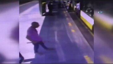Metrobüste bıçaklı dehşet kamerada