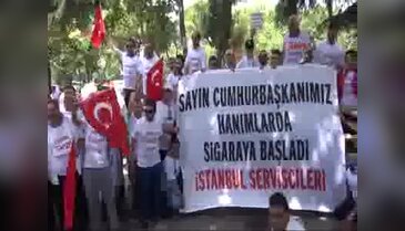 Plaka tahdidi eyleminde sıcaktan bunalan esnaf kendini havuza attı