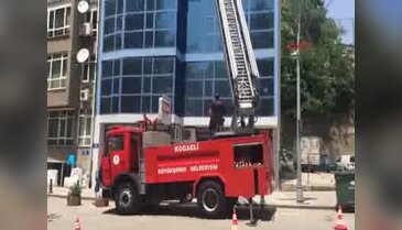 Arızalanan asansörde mahsur kalarak öldü