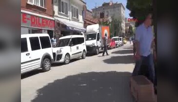 Ablasını bıçaklayan adama adliye önünde saldırdı
