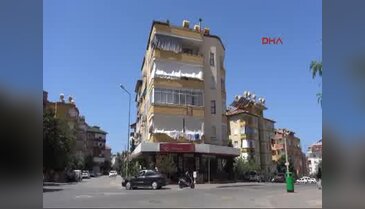 4'üncü kattan düşen 2 yaşındaki kız tente sayesinde kurtuldu