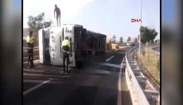 Elazığ'da saman yüklü TIR devrildi 1 yaralı