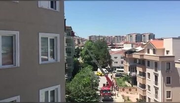 Bursa'da yangın paniği! Vatandaşlar balkonda mahsur kaldı!