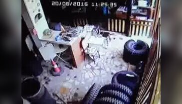 Küçük yaştaki hırsızlar güvenlik kamerasına yakalandı