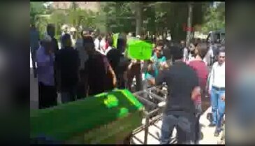 Elazığ'da trenin çarptığı minibüsteki 9 tarım işçisi toprağa verildi - 3