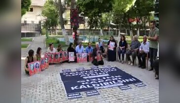 Suruç saldırısında, oğlunun can verdiği yeri öptü