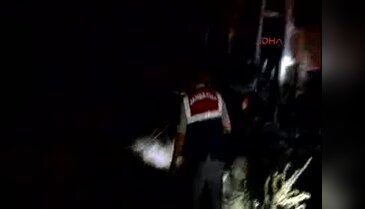 Beton bariyerlere çarpan otobüs alev alev yandı: 1 ölü, 12 yaralı