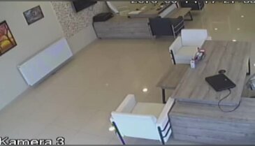 Emekleyen hırsız kamerada