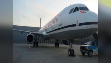 Havada motoru duran uçak acil indi