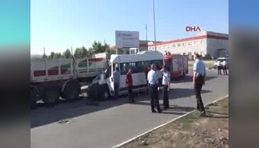 İşçi taşıyan minibüs park halindeki TIR'a çarptı: 17 yaralı