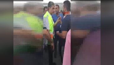 Motoru havada duran uçağın yolcuları apronda görevlilerle tartıştı