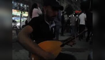 Hakkari sokaklarında müzik keyfi