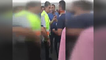 Motoru havada duran uçağın yolcuları apronda görevlilerle tartıştı