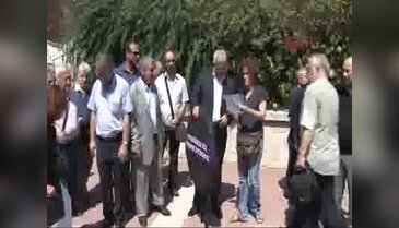 Ermeni Patrikhanesi önünde seçim protestosu