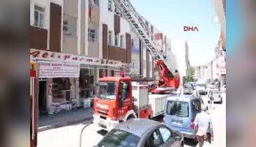 Gölbaşı'nda apartmanın çatısında yangın paniği