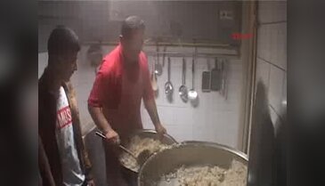 Farklı din ve ırktan insanlar aynı sofrada