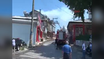 Minareden caminin üstüne düşen işçi yaralandı