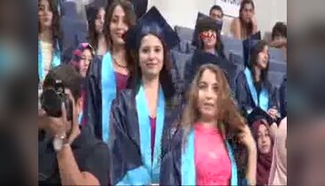 Sınıf arkadaşı anne-kız üniversiteden birlikte mezun olup kep attı