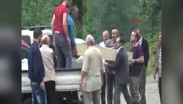 Rize'de cenazenin zorlu yolculuğu